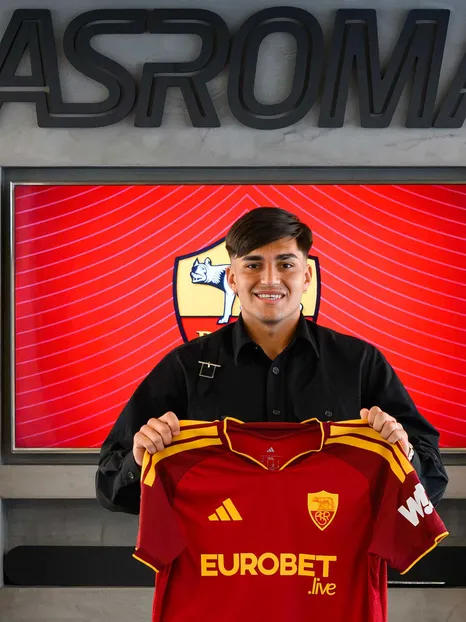  Santiago Castro signs for Roma 