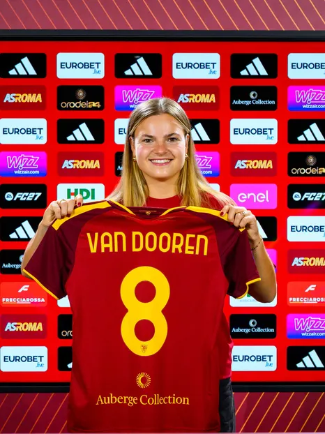  Kayleigh van Dooren signs for Roma 