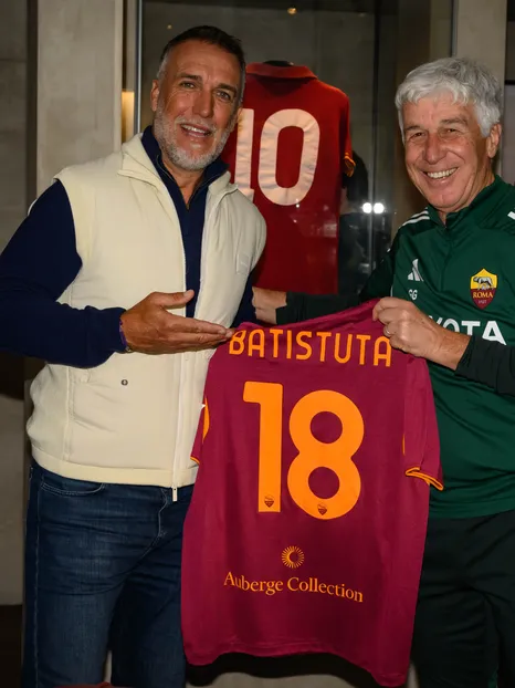  Batistuta returns to Trigoria 23 years later: “Delighted to be back” 