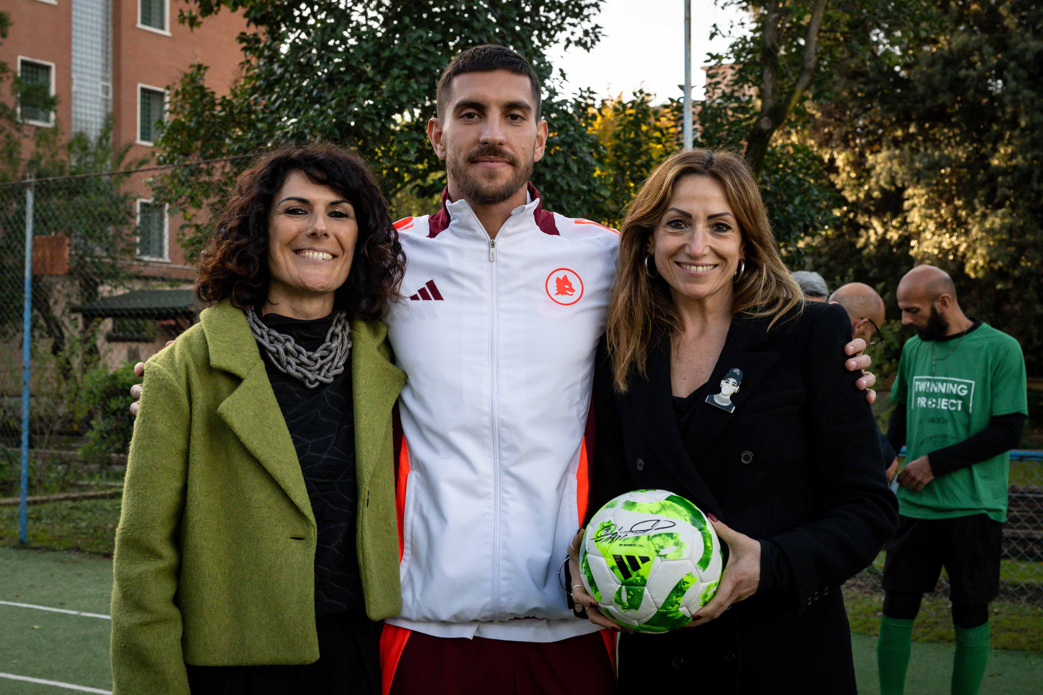 The Rebibbia educators who followed the project, Dr. Sara Macchia and Dr. Alessia Giuliani with Lorenzo Pellegrini