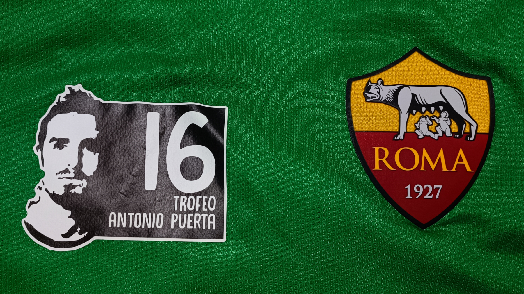 Dettaglio della maglia verde, speciale Trofeo Antonio Puerta, indossata da Alisson in occasione dell'incontro Siviglia-Roma del 10 agosto 2017. Sul petto è applicata al centro una patch in bianco e nero con il ritratto del compianto calciatore del Siviglia