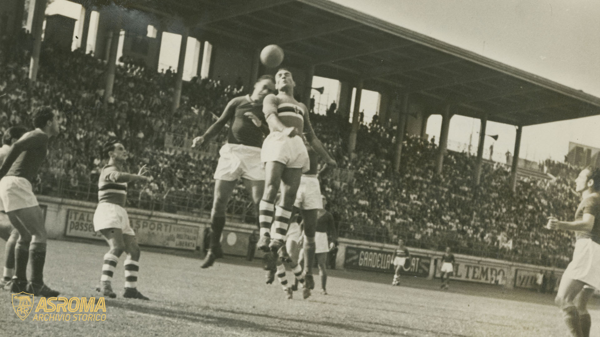 Luigi Brunella contrasta in elevazione il centravanti blucerchiato Giuseppe Baldini (Archivio AS Roma / Collezione Biancone-Risi)