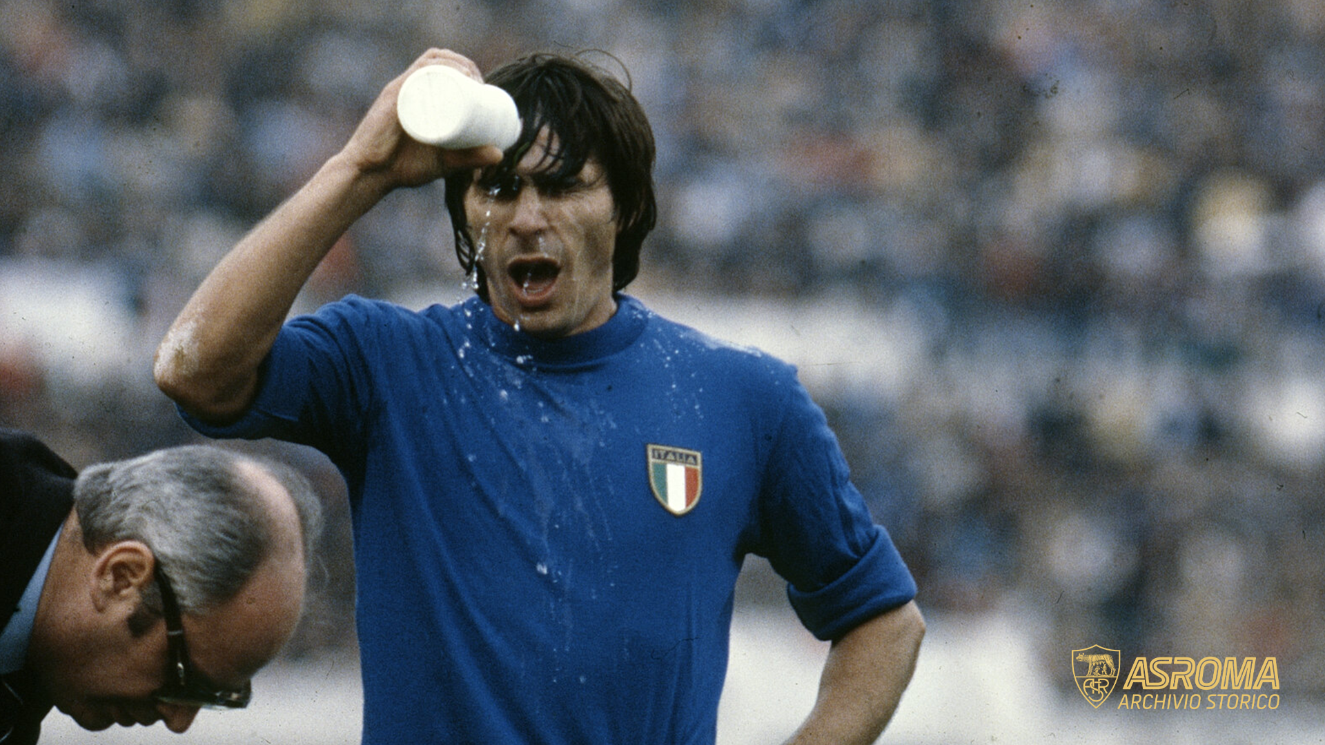 Conti con la maglietta della nazionale italiana (AS Roma/Giuseppe Calzuola)