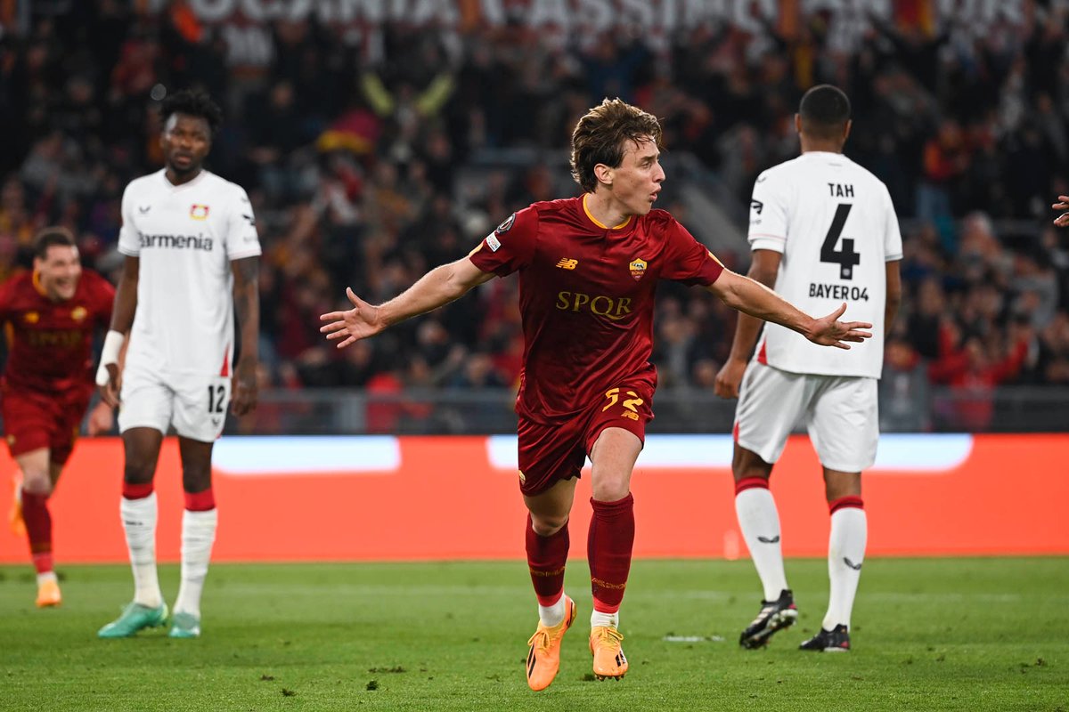 L'esultanza di Bove per il gol vittoria contro il Bayer Leverkusen