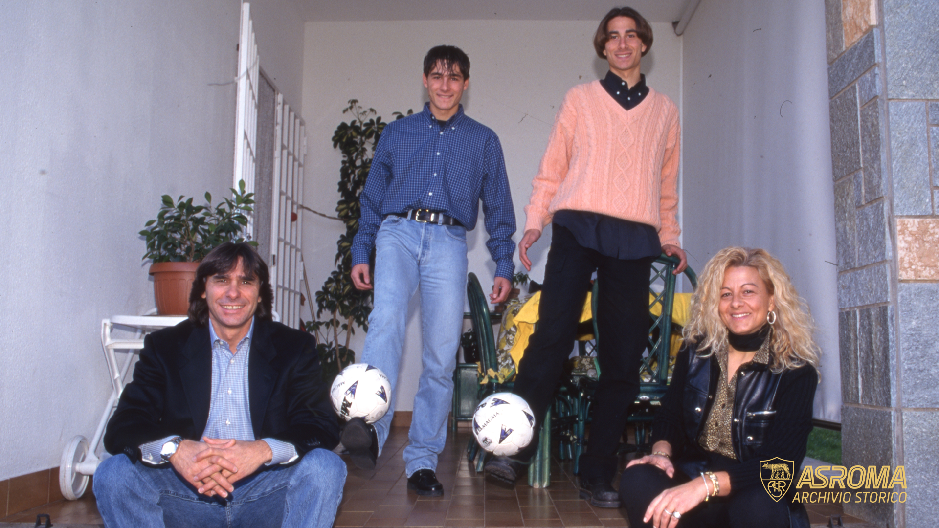 1995: Conti con la moglie Laura e i figli Andrea e Daniele nella sua casa di Nettuno (AS Roma/Vittorio La Verde)