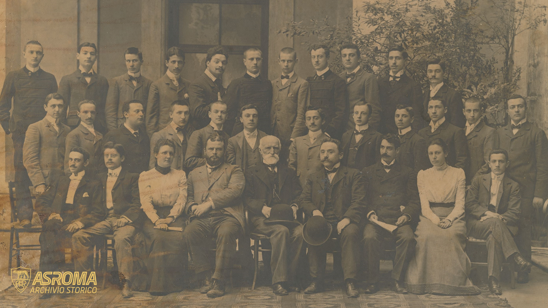 Studenti e professori in posa nel cortile del Liceo Ennio Quirino Visconti. Quarto da destra nella fila centrale, il futuro fondatore e primo presidente della Roma, Italo Foschi, qui all'età di circa 14 anni
(Archivio Storico AS Roma / Fondo Italo Foschi-Famiglia Zingarelli)