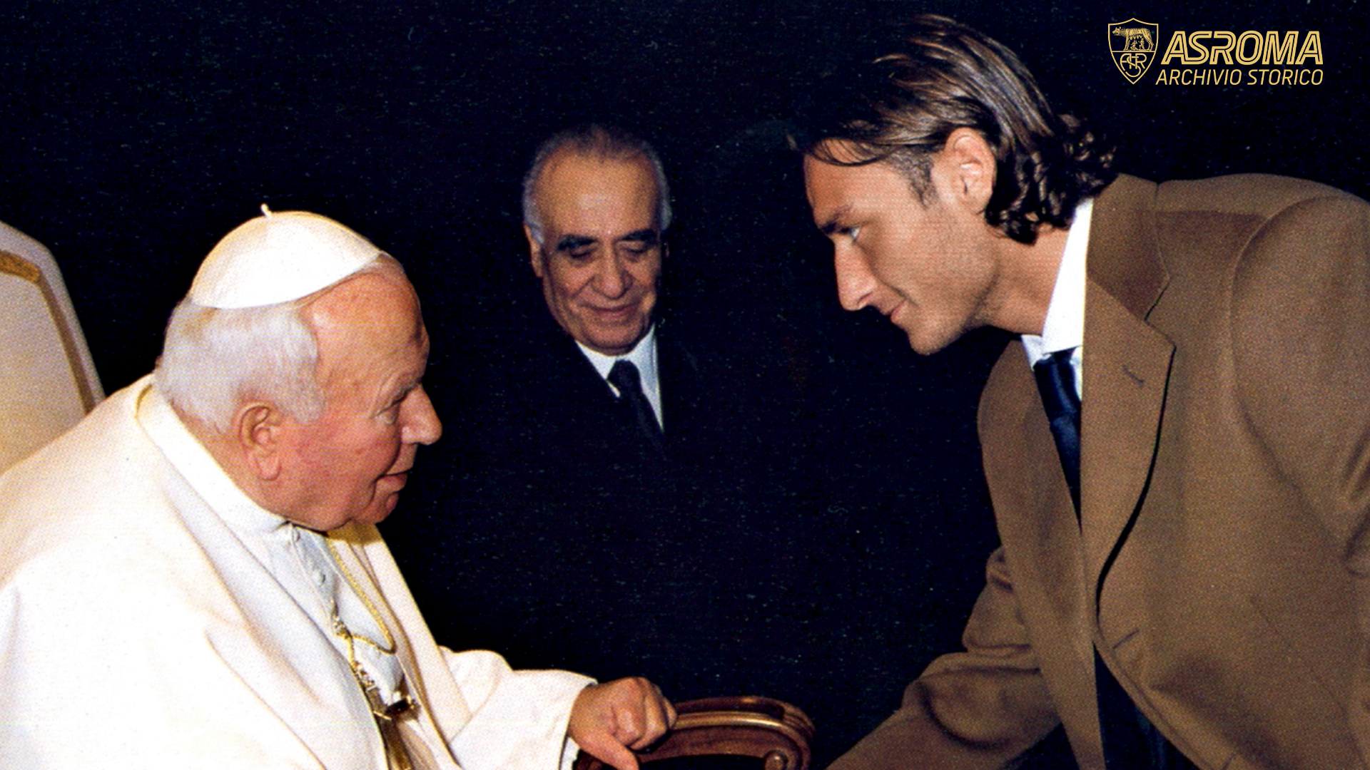 2000: in occasione del Giubileo, Papa Giovanni Paolo II incontra in Vaticano alcuni rappresentati del Club. Qui con Totti e il presidente Franco Sensi (AS Roma)