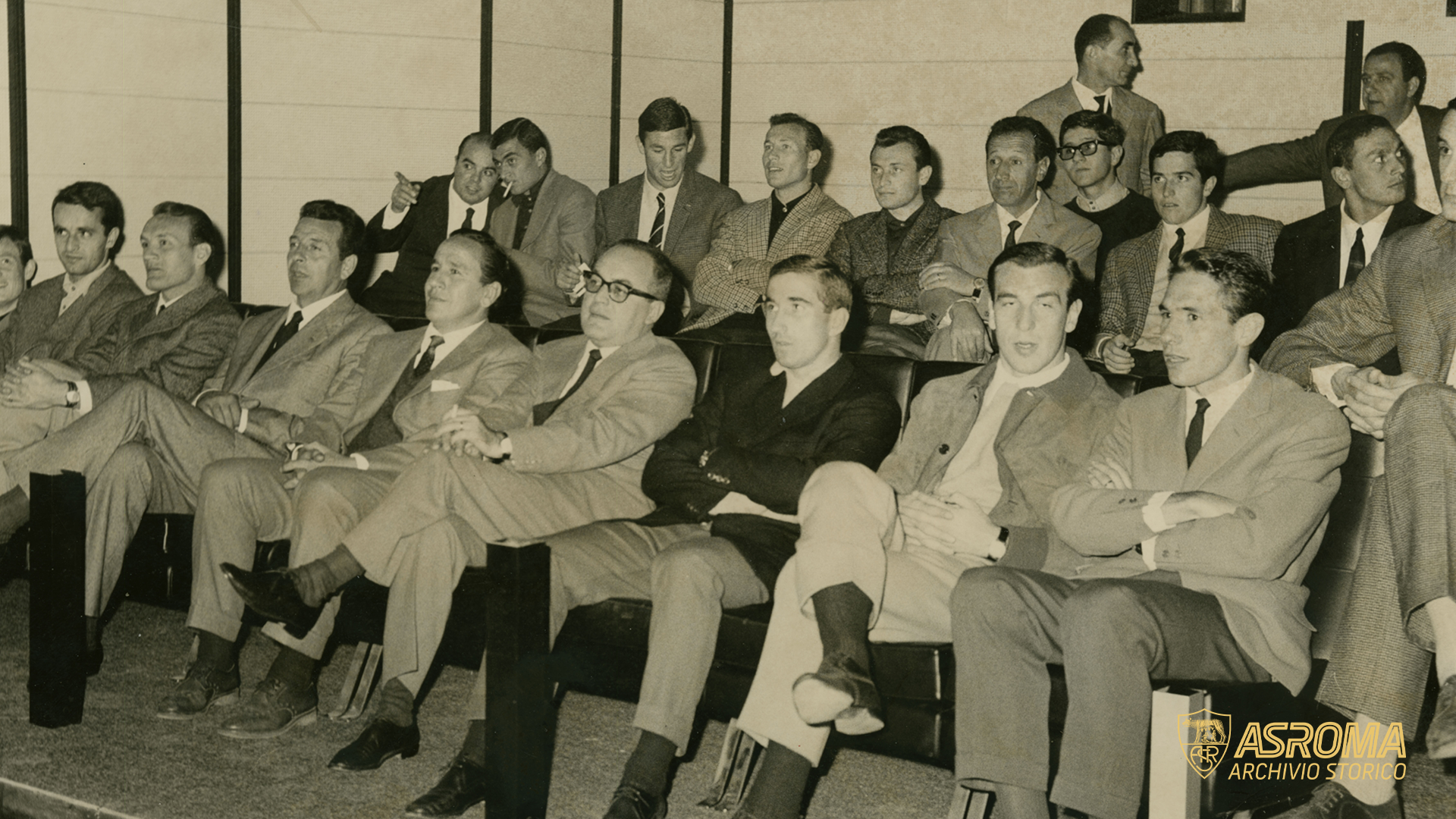 1964: la Roma durante la proiezione privata di "La mia signora" con Sordi (AS Roma/Collezione De Sisti)