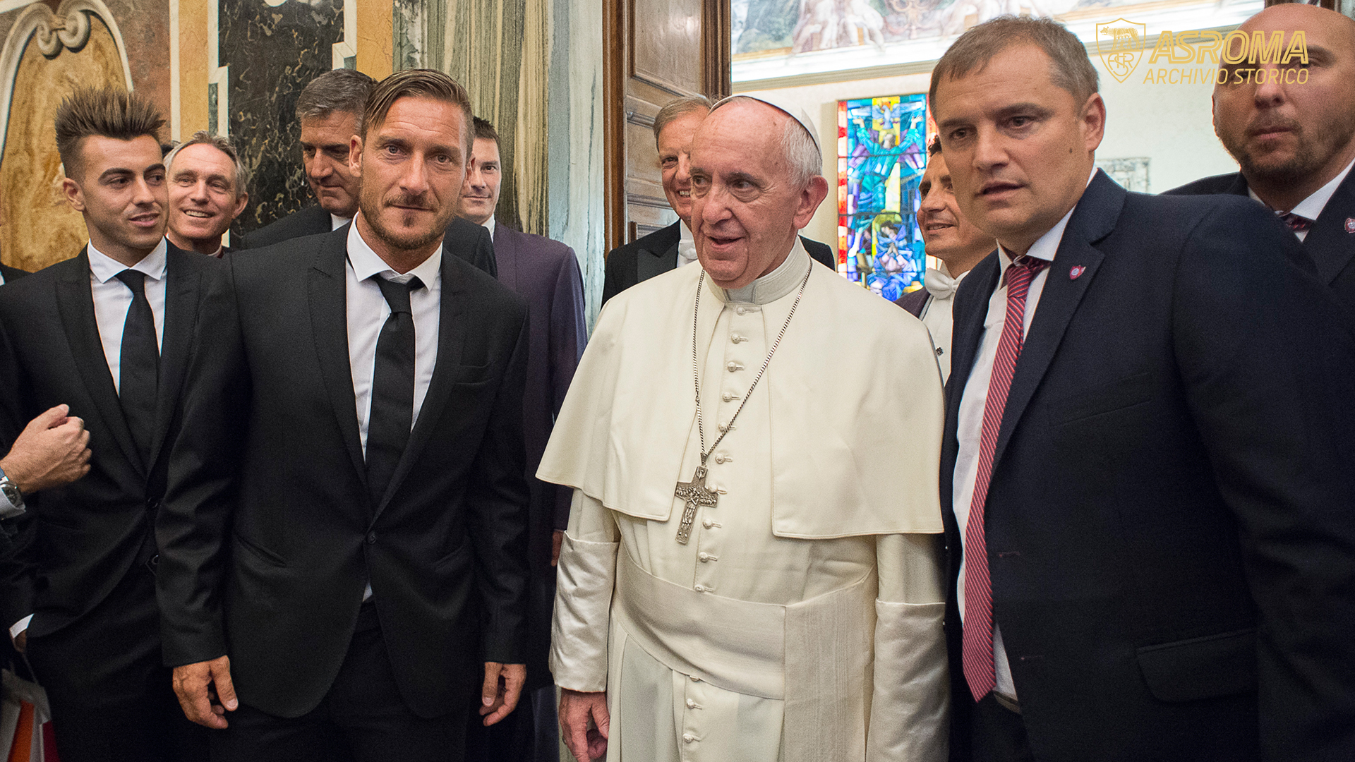2016: Papa Francesco incontra in Vaticano una delegazione del Club giallorosso. Qui con Totti e El Shaarawy 