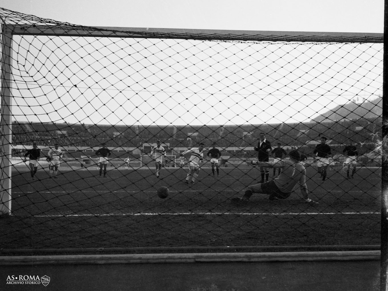 Luciano Panetti si arrende al calcio di rigore trasformato da Ferenc Puskas per il primo dei due gol degli ospiti