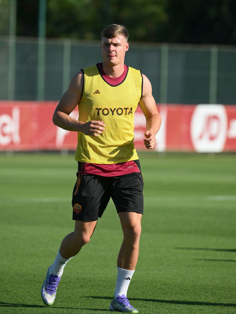As Roma Gallery Image - Gallery: le immagini più belle del primo allenamento in giallorosso di Neil El Aynaoui ed Evan Ferguson 