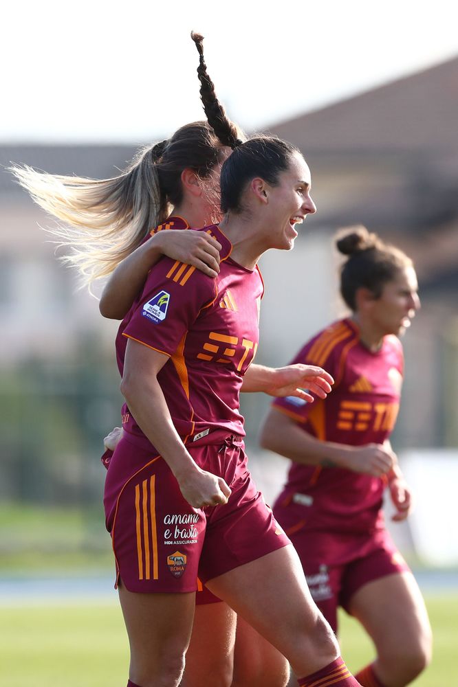 COMO, ITALY - NOVEMBER 23: Evelyne Viens of AS Roma celebrates after scoring the opening goal during the Women Serie A match between FC Como and AS Roma at Stadio Ferruccio on November 23, 2025 in Como, Italy. (Photo by AS Roma/AS Roma via Getty Images)