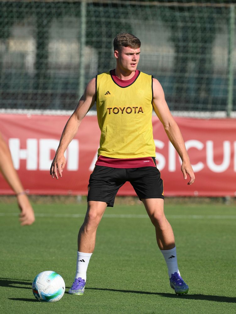 As Roma Gallery Image - Gallery: le immagini più belle del primo allenamento in giallorosso di Neil El Aynaoui ed Evan Ferguson 
