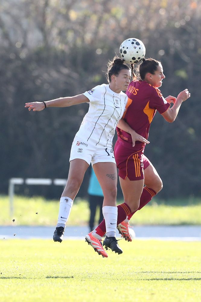 COMO, ITALY - NOVEMBER 23: Evelyne Viens of AS Roma in action during the Women Serie A match between FC Como and AS Roma at Stadio Ferruccio on November 23, 2025 in Como, Italy. (Photo by AS Roma/AS Roma via Getty Images)